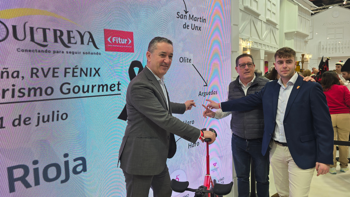 Alcalde de Arguedas José Luis Sanz y concejales durante la presentación del Movimiento Ultreya en FITUR, señalando la etapa de Arguedas en el recorrido